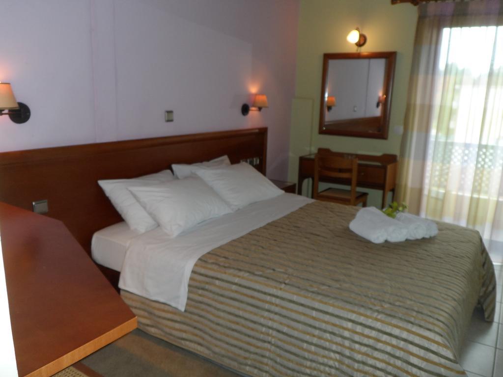 Hotel Prigipikon Suites And Sofites Loutra Ipatis Værelse billede